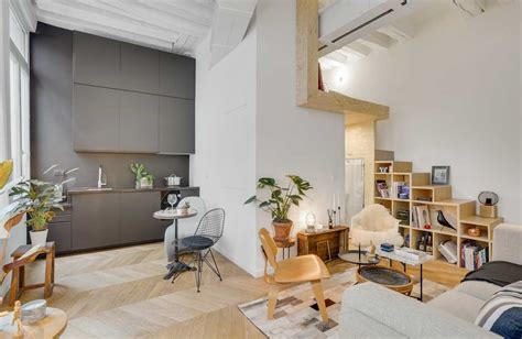 Aménagement intérieur d'un studio avec mezzanine et vue extérieure