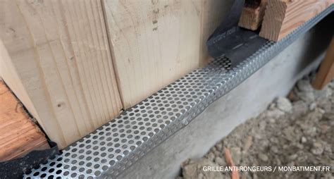 Schéma explicatif montrant l'installation d'une grille anti-rongeur sous un composteur en plastique