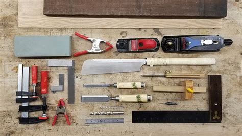 Atelier d'ébénisterie contemporain utilisant des outils de précision pour la marqueterie