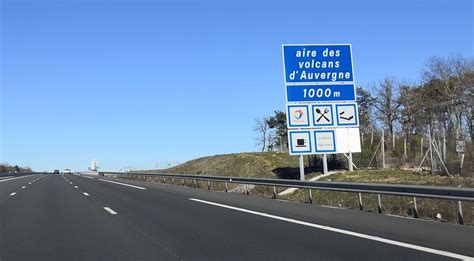 Panneau indiquant la fermeture d'une aire d'autoroute