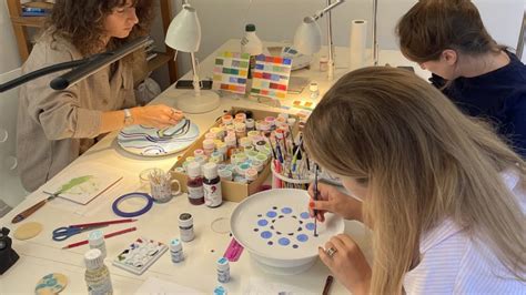 Un atelier de céramique chaleureux avec des outils de peinture et des tasses en préparation