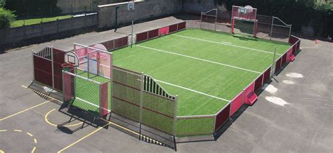 Photo montrant l'utilisation d'une machine de maintenance spécifique sur un terrain de sport hybride