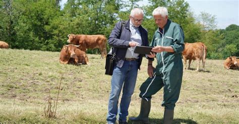 Conseiller agricole discutant avec un agriculteur