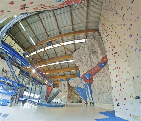 une paroi d'escalade en salle avec des prises colorées pour l'entraînement