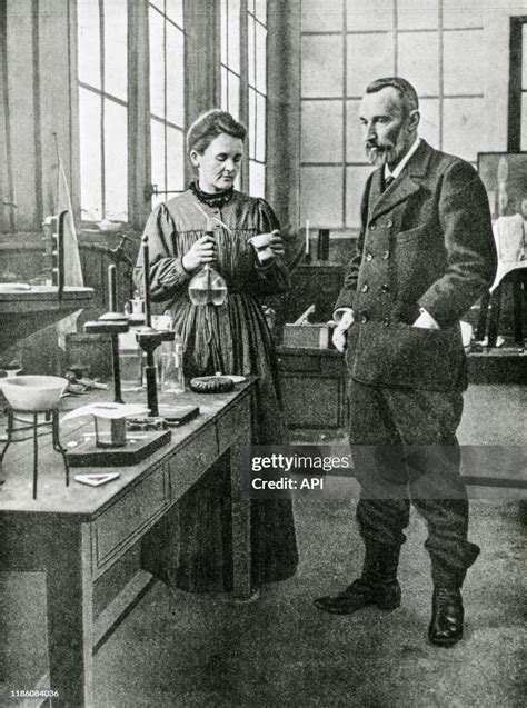 Photographie de Marie et Pierre Curie dans leur laboratoire