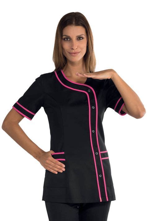 Blouse de travail professionnelle noire et rose avec motifs hibiscus
