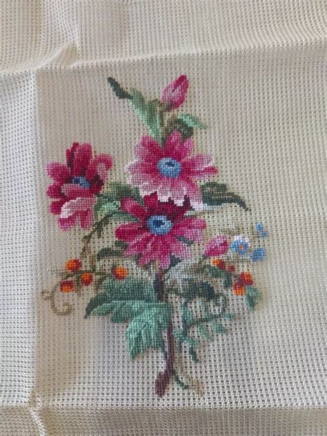 Motif floral brodé au point de croix