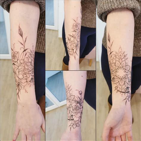 Composition florale tatouée sur un avant-bras