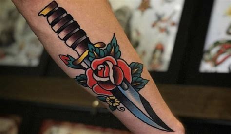 Tatouage de rose old school sur un bras