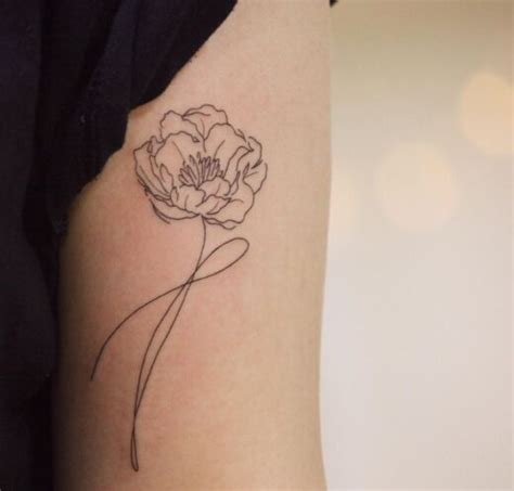 Tatouage de pivoine néo-traditionnelle