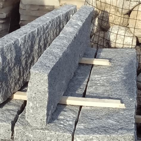 Comparatif visuel entre une bordure en béton, en granit et en pierre reconstituée
