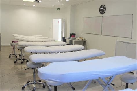 Salle d'examen CAP Esthétique avec postes de travail