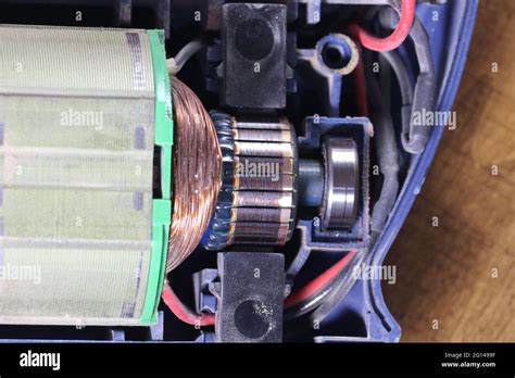 Vue rapprochée des balais de charbon d'un moteur électrique