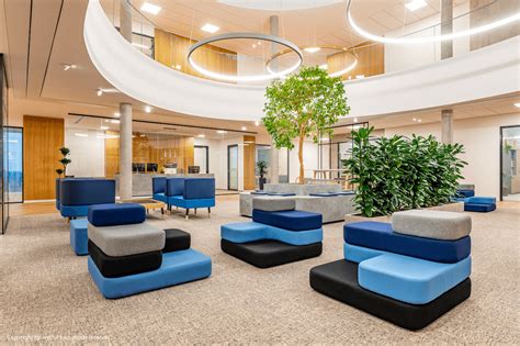 Illustration thématique représentant un espace d'accueil associatif chaleureux et apaisant