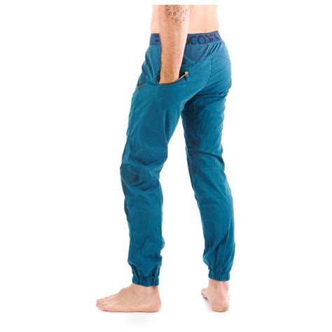 Gros plan sur le tissu extensible d'un pantalon d'escalade
