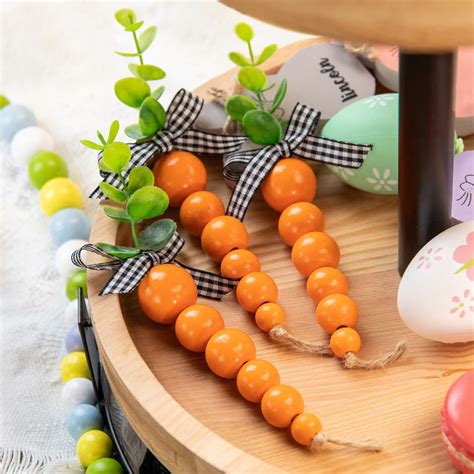 Détail rapproché des pions carottes en bois et feutrine sur le plateau