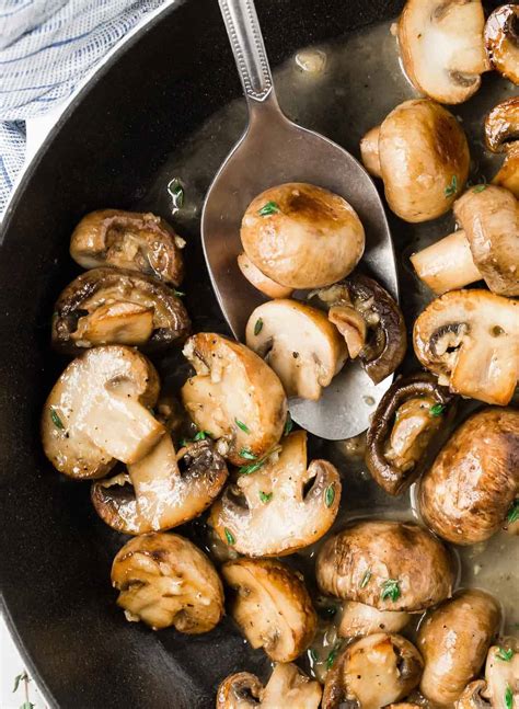 Champignons sautés à la poêle pour la garniture
