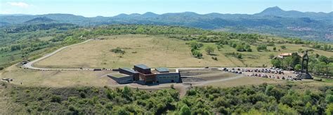 Vue panoramique sur le plateau de Gergovie et les paysages de La Roche-Blanche