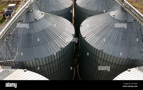 Vue aérienne des installations agricoles et des silos de stockage de céréales