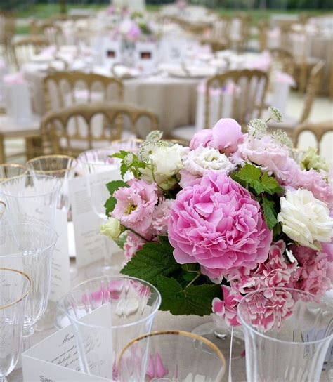 Composition florale pour un mariage mettant en avant des hortensias et pivoines
