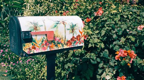 boîte aux lettres décorée avec des fleurs