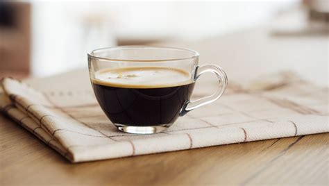 Utilisation de la stévia dans une tasse de café