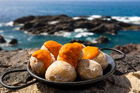 Plats typiques canariens : banane frite au riz à la cubaine et dessert au gofio