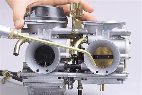 Carburateur encrassé avec dépôts visibles