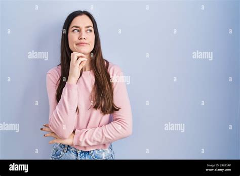 Jeune femme pensive avec des marques sur le bras