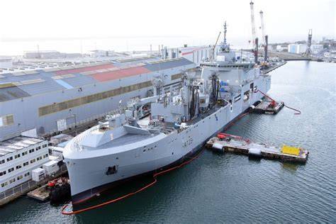 Vue d'ensemble du BRF Jacques Chevallier au quai d'armement à Saint-Nazaire