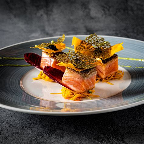 assiette gastronomique de saumon et poêlée de légumes colorés