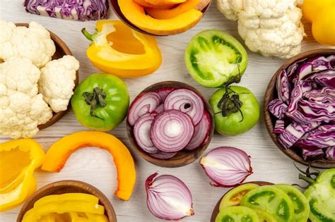 légumes frais coupés en dés sur une planche en bois