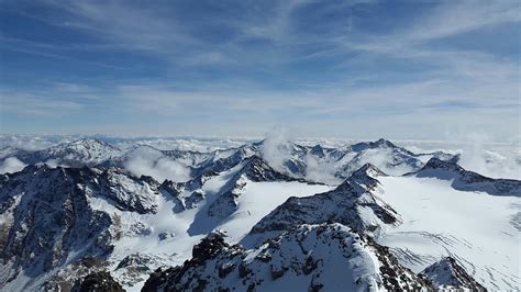 Vue panoramique de hautes montagnes enneigées