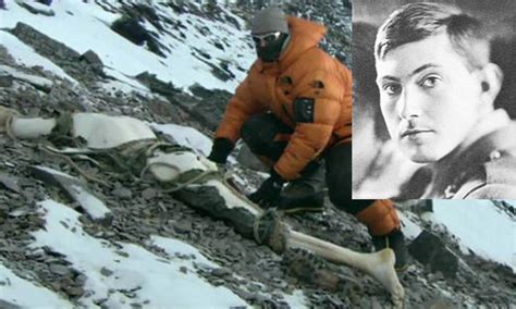 Photographie d'archives de George Mallory près de l'Everest