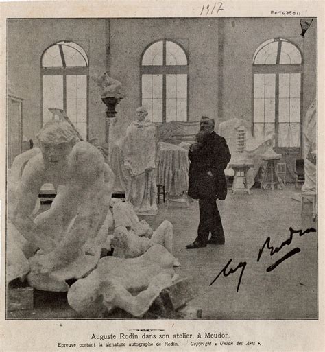 Auguste Rodin dans son atelier de Meudon entouré de ses fragments de sculptures