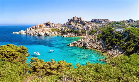 Paysage de falaises calcaires en Sardaigne avec vue sur la mer