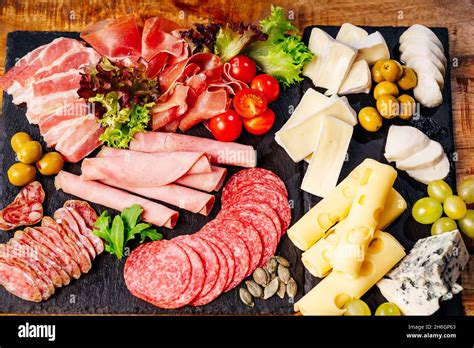 Assiette de charcuterie et d'antipasti avec un verre de rosé