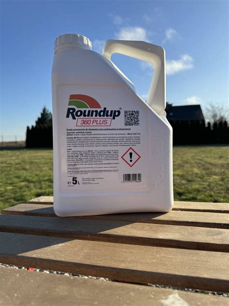 Bouteille de Roundup 360 Plus avec un fond de champ cultivé