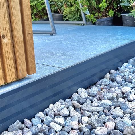 Gros plan sur une bordure en aluminium montrant sa texture et sa finition
