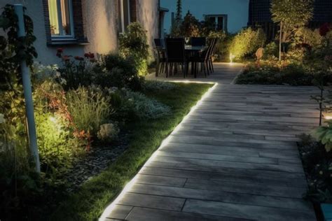 Jardin paysager avec des bordures en aluminium intégrant des rubans LED