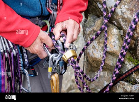 Grimpeur utilisant une corde statique et un descendeur