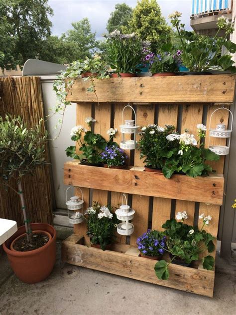 jardinière en bois de palette sur un balcon
