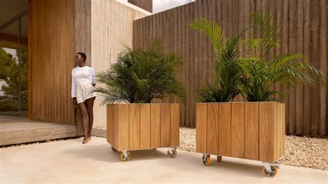jardinière en bois avec roulettes