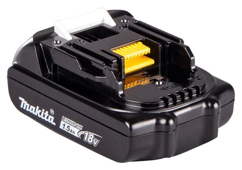 Batterie Makita BL1815N connectée à un taille-haie