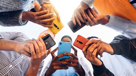 Jeunes utilisant des téléphones portables