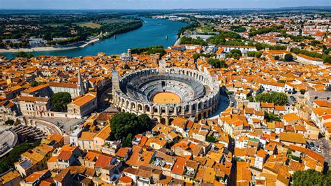 Vue aérienne du Domaine du Possible à Arles entouré par la nature