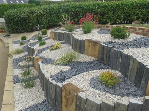 Jardin paysager avec des bordures en ardoise