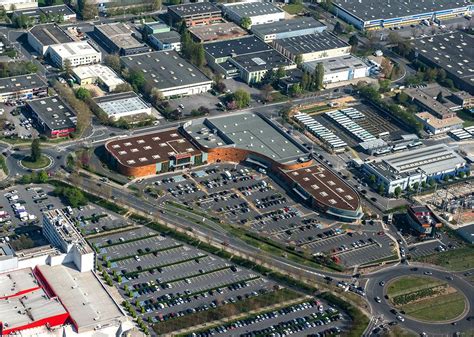 Vue aérienne d'un centre commercial E. Leclerc avec ses espaces verts environnants