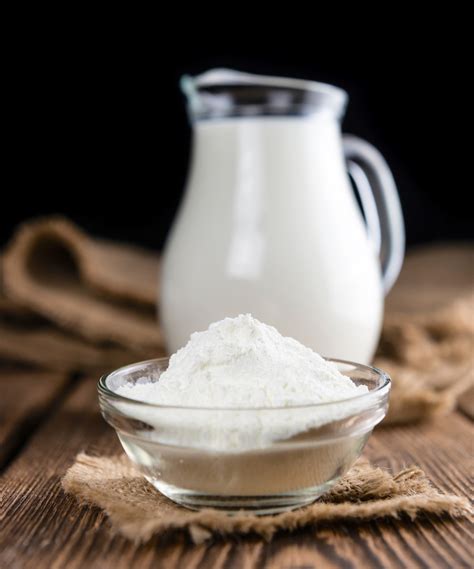 Infographie montrant des astuces culinaires : ajout de lait en poudre dans un gratin, des cookies et un smoothie