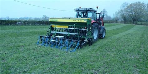 Schéma illustrant le processus de sur-semis dans une prairie vieillissante